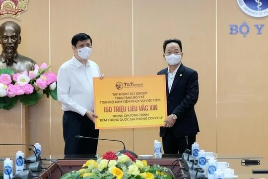 GS.TS Nguyễn Thanh Long- Bộ trưởng Bộ Y tế đã tiếp nhận tài trợ khoảng 150 triệu bơm kim tiêm. Ảnh: Trần Minh