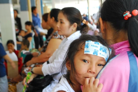 Nắng nóng khiến nhiều trẻ em bị bệnh. Ảnh minh họa