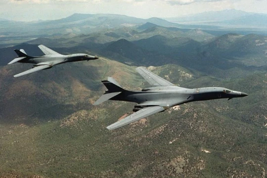 Hai máy bay B-1B Lancer bay lượn trên bầu trời Wyoming