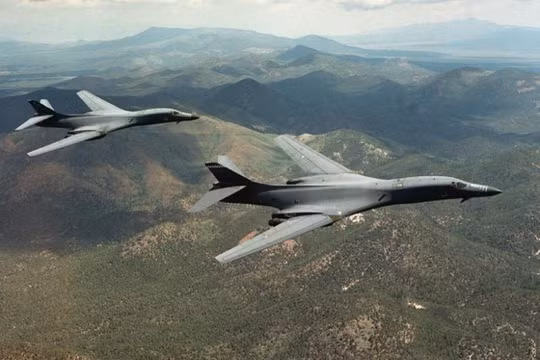 Hai máy bay B-1B Lancer bay lượn trên bầu trời Wyoming