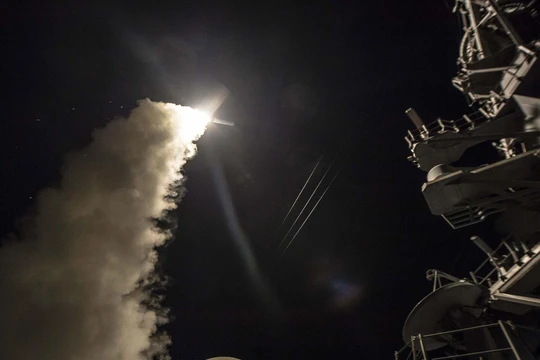 Khu trục hạm Mỹ phóng tên lửa hành trình Tomahwak tấn công căn cứ không quân Syria hôm 7/4
