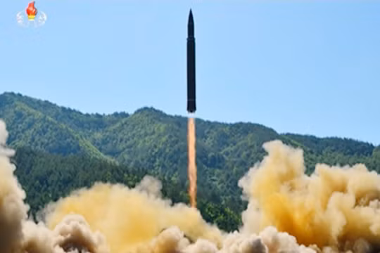 Tên lửa đạn đạo Hwasong-14 Triều Tiên. 