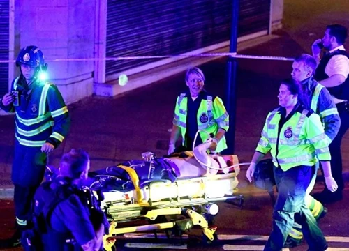 Người bị thương được đưa đi cấp cứu sau vụ tai nạn. Ảnh: Rex/Shutterstock