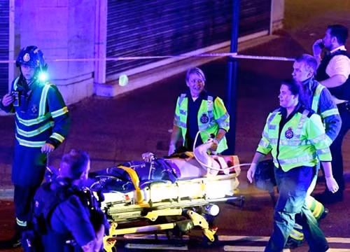 Người bị thương được đưa đi cấp cứu sau vụ tai nạn. Ảnh: Rex/Shutterstock