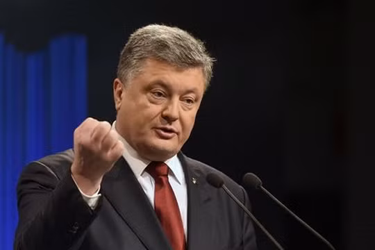 Tổng thống Petro Poroshenko phát biểu trong cuộc họp báo ở Kiev. 