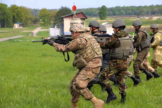 Cố vấn quân sự Mỹ huấn luyện binh sĩ quân đội Ukraine