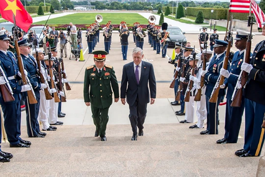 Bộ trưởng Quốc phòng Mỹ James Mattis tiếp đón Bộ trưởng Quốc phòng Việt Nam Ngô Xuân Lịch trong chuyến thăm Mỹ mới đây