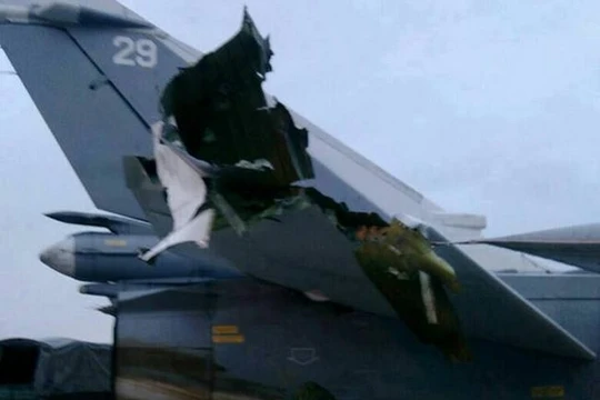 Máy bay cường kích Su-24 bị hư hỏng phần đuôi trong vụ tấn công căn cứ không quân Nga tại Syria