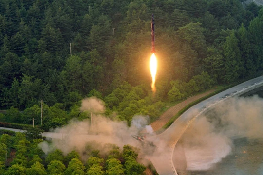 Hình ảnh Triều Tiên phóng tên lửa liên lục địa hôm 4/7 