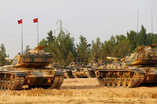 Xe tăng của quân đội Thổ Nhĩ Kỳ. Ankara không chỉ hậu thuẫn một vài nhóm phiến quân mà còn đổ quân trực tiếp tham chiến tại Syria