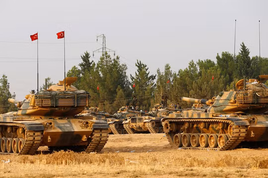 Xe tăng Thổ Nhĩ Kỳ đã tiến sang lãnh thổ Syria trong chiến dịch tấn công người Kurd