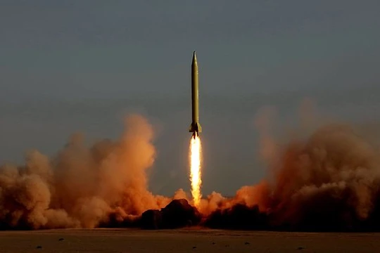 Tên lửa đạn đạo tầm trung Shahab-3 rời bệ phóng trong một lần thử nghiệm