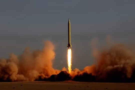 Tên lửa đạn đạo tầm trung Shahab-3 rời bệ phóng trong một lần thử nghiệm