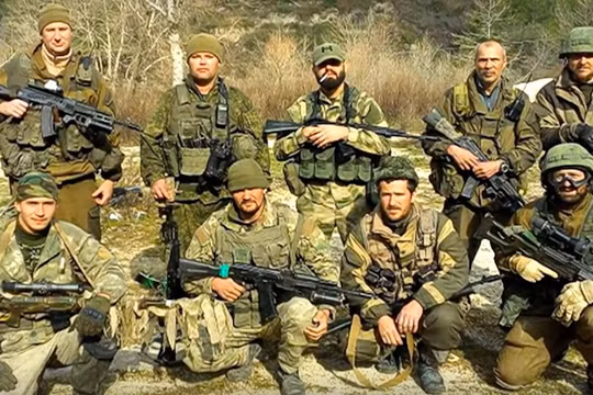 Một toán được cho là lính đánh thuê Nga trên chiến trường 