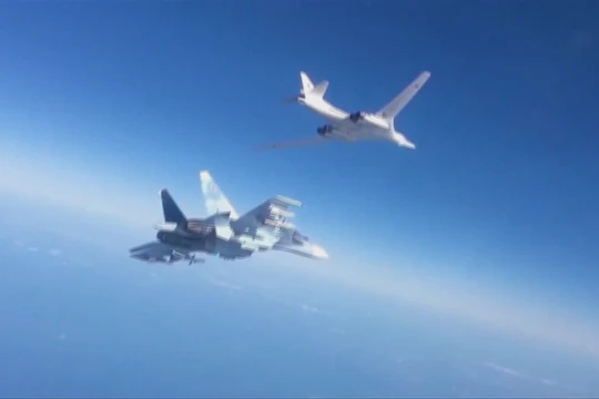 Chiến đấu cơ Su-30SM hộ tống máy bay ném bom chiến lược tầm xa Tu-160 Nga tấn công phiến quân tại Syria
