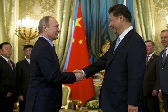 Tổng thống Nga Vladimir Putin (phải) và người đồng cấp Trung Quốc (ảnh tư liệu)