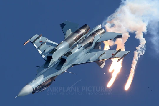 Chiến đấu cơ Su-30SM biểu diễn kỹ năng trên không
