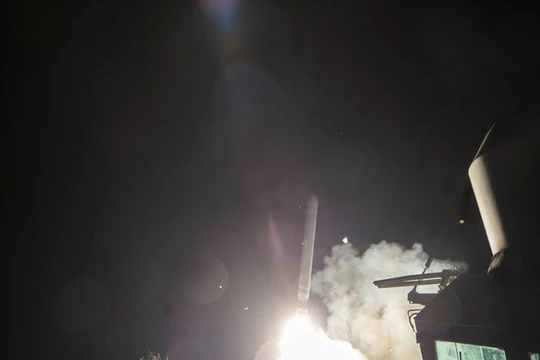Tên lửa Tomahawk được phóng đi từ khu trục hạm Mỹ tấn công Syria hôm 6/4