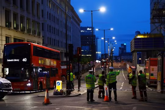 Cảnh sát Anh đứng ở phía bắc cầu London, sau vụ tấn công hôm 4/6/2017