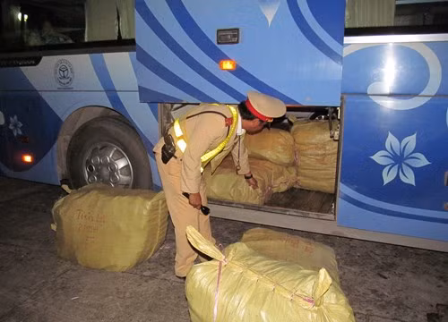 Chóng mặt vì giá vé gửi xe “nhảy” từng giờ ở ga Hà Nội