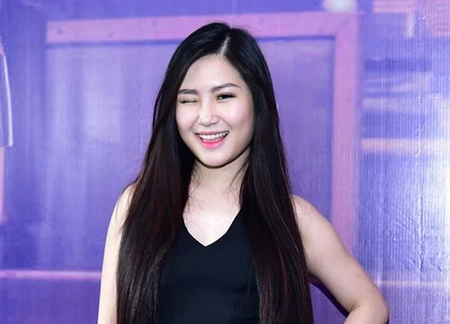 Hương Tràm kín đáo sau khi gây sốc với mốt “không quần” 