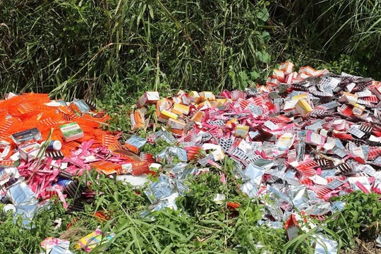 Sốc với lượng lớn thuốc tây, thực phẩm chức năng vứt đầy vùng ven TP.HCM