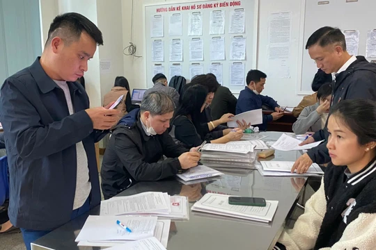 Một văn phòng tiếp nhận hồ sơ đăng ký đất đai tại Hà Nội dịp đầu năm. Ảnh: Lệ Chi