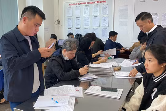 Một văn phòng tiếp nhận hồ sơ đăng ký đất đai tại Hà Nội dịp đầu năm. Ảnh: Lệ Chi