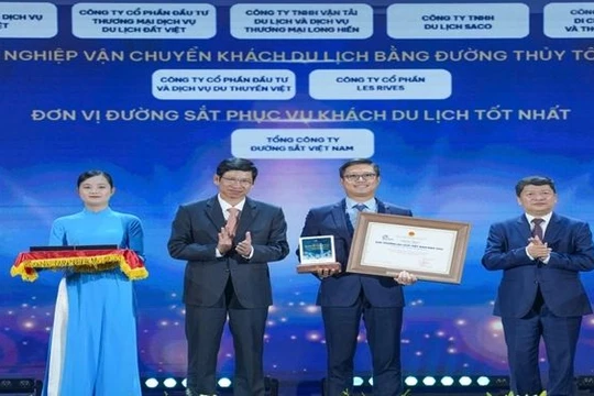  Vietnam Airlines nhận giải thưởng “Hãng hàng không phục vụ khách du lịch tốt nhất”