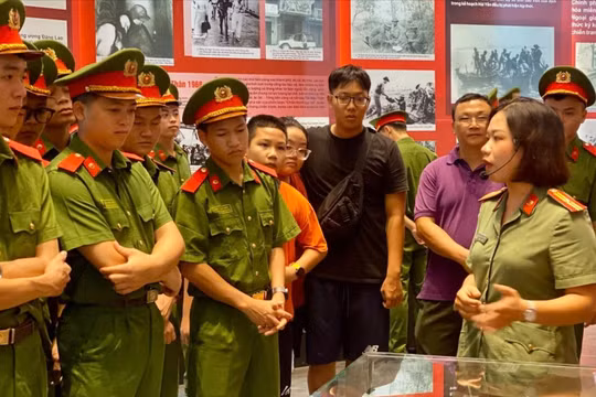 Những hiện vật gắn với lịch sử 80 năm hình thành và phát triển lực lượng Công an nhân dân