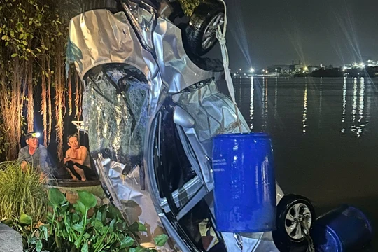 Công an điều tra vụ ô tô rơi xuống sông Đồng Nai, nữ tài xế thiệt mạng