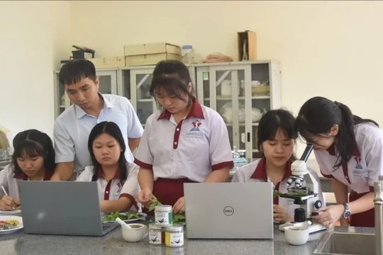 Nhóm học sinh lớp 10 đến từ THCS & THPT Đông Du (thành phố Buôn Ma Thuột) nghiên cứu thành công Dự án “Sản xuất muối đồng bào vùng Tây Nguyên - Muối Amrêč”. Ảnh: Nguyên Dung - TTXVN.