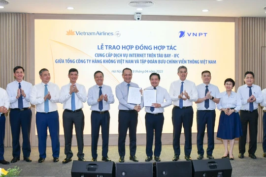Tổng Giám đốc Tập đoàn VNPT Huỳnh Quang Liêm và Tổng Giám đốc Vietnam Airlines Lê Hồng Hà cùng trao hợp đồng hợp tác trước sự chứng kiến của quan khách hai bên.