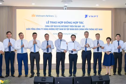 Tổng Giám đốc Tập đoàn VNPT Huỳnh Quang Liêm và Tổng Giám đốc Vietnam Airlines Lê Hồng Hà cùng trao hợp đồng hợp tác trước sự chứng kiến của quan khách hai bên.