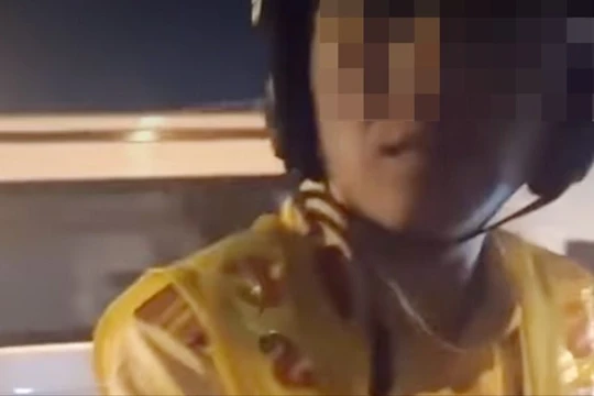 Tạm đình chỉ thiếu tá cảnh sát giao thông gắt gỏng, chửi thề với cô gái ở TPHCM