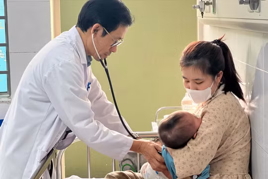 Cha mẹ "thách thức" số phận con trẻ: Không cho tiêm phòng sởi, nhiều cháu biến chứng nặng