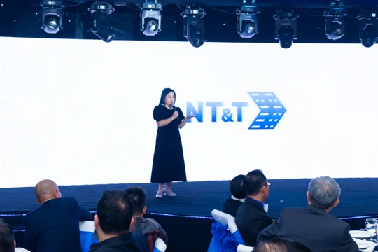 Bà Võ Thuỵ Cam Tuyền, Phó Chủ tịch Hội đồng Sáng lập, Giám đốc Điều hành của NT&T JSC giới thiệu bộ nhận diện thương hiệu mới. Ảnh: NT&T JSC.