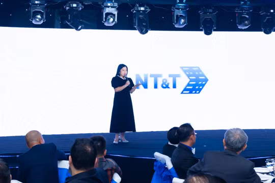 Bà Võ Thuỵ Cam Tuyền, Phó Chủ tịch Hội đồng Sáng lập, Giám đốc Điều hành của NT&T JSC giới thiệu bộ nhận diện thương hiệu mới. Ảnh: NT&T JSC.