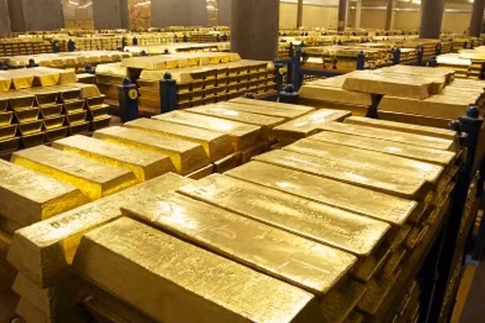 Máy bay cấp tập vận chuyển hàng trăm tấn vàng về Mỹ