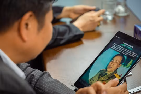 Nghẹn ngào khoảnh khắc con "trò chuyện" với cha quá cố nhờ trí tuệ nhân tạo