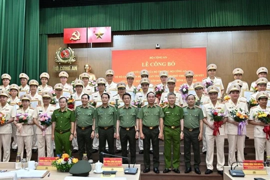 Đại tướng Lương Tam Quang trao quyết định cho 34 giám đốc công an tỉnh, thành phố
