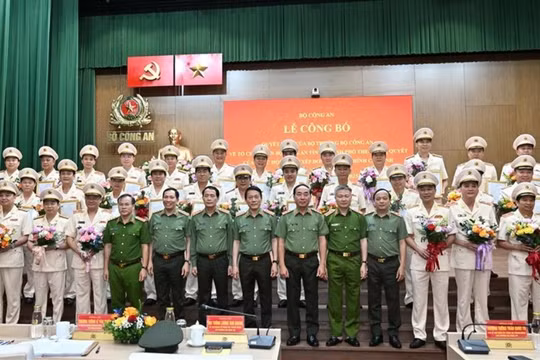 Đại tướng Lương Tam Quang trao quyết định cho 34 giám đốc công an tỉnh, thành phố