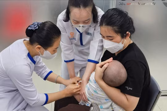 Dịch cúm gia tăng, người dân đổ xô đi tiêm phòng