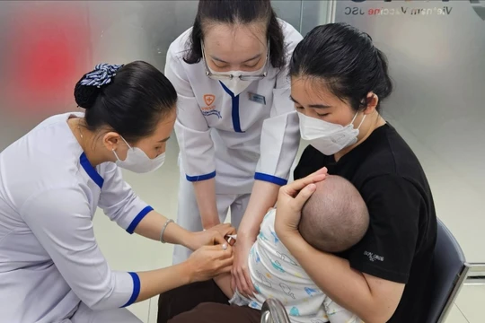 Dịch cúm gia tăng, người dân đổ xô đi tiêm phòng