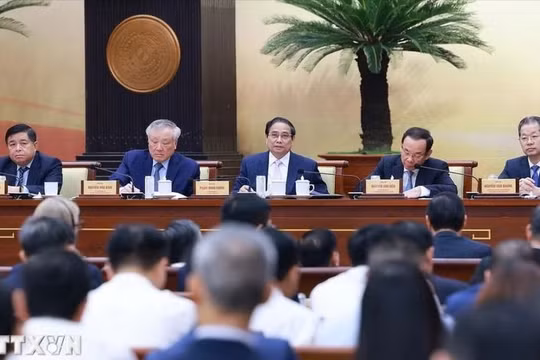 Thủ tướng Phạm Minh Chính và lãnh đạo bộ, địa phương chủ trì hội nghị. (Ảnh: Dương Giang/TTXVN).