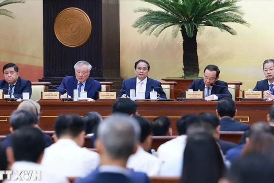 Thủ tướng Phạm Minh Chính và lãnh đạo bộ, địa phương chủ trì hội nghị. (Ảnh: Dương Giang/TTXVN).