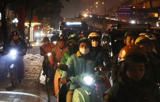 Nút Khuất Duy Tiến - Nguyễn Trãi: Dòng phương tiện nhích từng mét giữa đêm