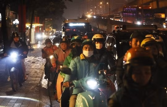 Nút Khuất Duy Tiến - Nguyễn Trãi: Dòng phương tiện nhích từng mét giữa đêm