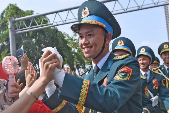 Người dân nồng nhiệt đón chào các khối diễu binh, diễu hành