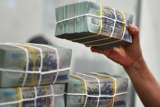 Thưởng Tết được xem là khoản thu nhập có tính chất tiền lương, tiền công, nên phải chịu thuế thu nhập cá nhân. Ảnh: Nam Khánh.